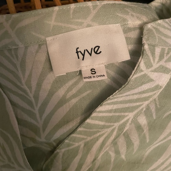 Elegant Tropical Green Leaf Print Blouse - Picture 6 of 6